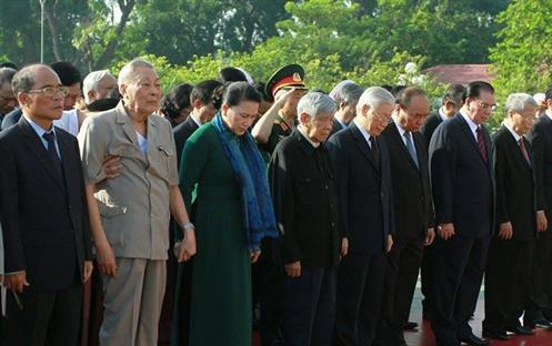 Lãnh đạo Đảng, Nhà nước và Bộ LĐ-TBXH dâng hương tưởng niệm các anh hùng, liệt sỹ